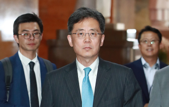 국회 찾은 김현종 통상교섭본부장      (서울=연합뉴스) 홍해인 기자 = 김현종 통상교섭본부장(가운데)이 18일 오후 서울 여의도 국회를 찾아 더불어민주당 원내대표실로 향하고 있다.       한미 대표인 김현종 본부장과  로버트 라이트하이저 미 무역대표부(USTR) 대표는 영상회의를 갖고 오는 22일 한미 FTA 공동위원회 특별회기를 서울에서 개최할 예정이다. 2017.8.18      hihong@yna.co.kr  (끝)